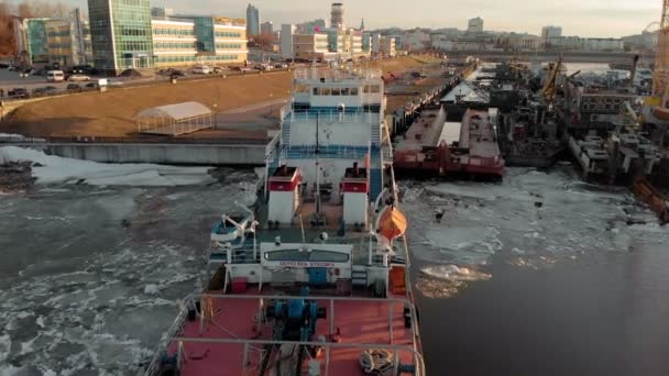 川の港に船の駐車場、ヘリコプターからの空中撮影 — ストック動画