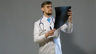 gri arka plan üzerinde beyaz ceket doktor adam, tıp kavramı