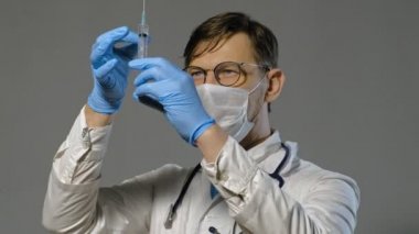 gri arka plan üzerinde beyaz ceket doktor adam, tıp kavramı