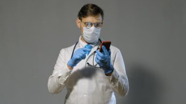 gri arka plan üzerinde beyaz ceket doktor adam, tıp kavramı