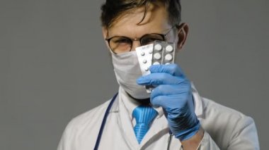 gri arka plan üzerinde beyaz ceket doktor adam, tıp kavramı