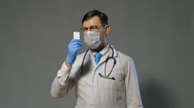 gri arka plan üzerinde beyaz ceket doktor adam, tıp kavramı