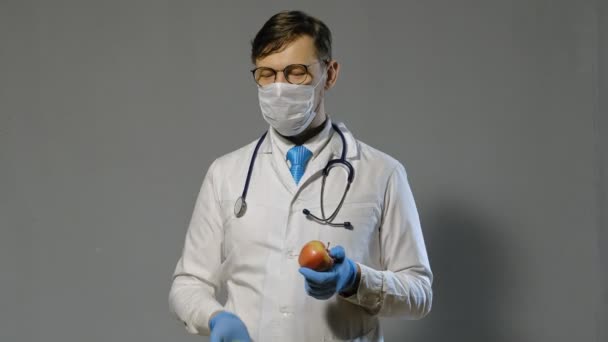 Doctor hombre en bata blanca sobre fondo gris, concepto de medicina — Vídeo de stock