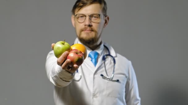 Doctor man in witte vacht op grijze achtergrond, geneeskunde concept — Stockvideo