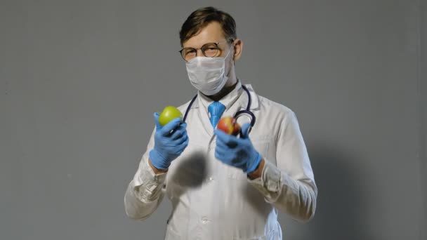 Врач в белом халате на сером фоне, концепция медицины — стоковое видео