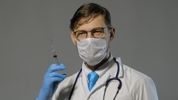 灰色の背景に白いコートを着た医師の男、医学の概念 — ストック動画