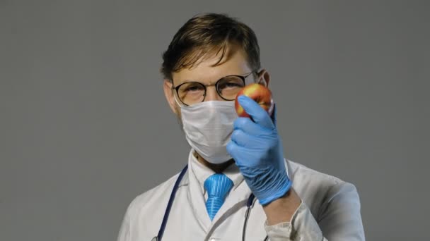 Doctor hombre en bata blanca sobre fondo gris, concepto de medicina — Vídeos de Stock