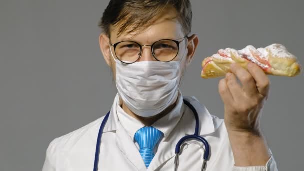 Doctor hombre en bata blanca sobre fondo gris, concepto de medicina — Vídeos de Stock