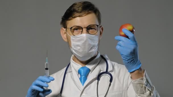 Arzt im weißen Mantel auf grauem Hintergrund, Medizinkonzept — Stockvideo