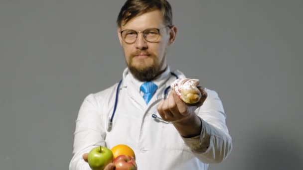 Doctor hombre en bata blanca sobre fondo gris, concepto de medicina — Vídeo de stock