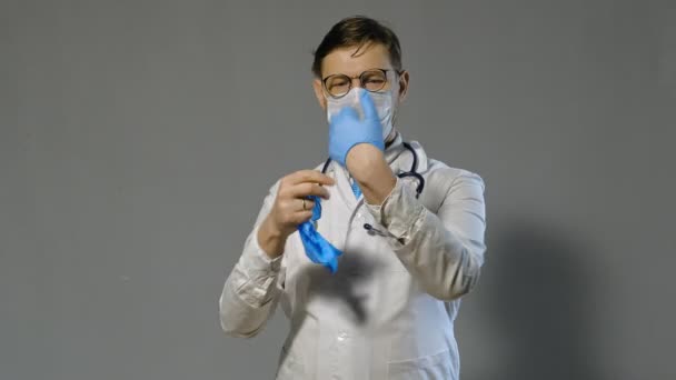 Doctor man in witte vacht op grijze achtergrond, geneeskunde concept — Stockvideo