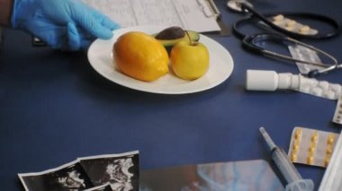 Doktorlar masası, mavi arka plan üzerinde üst görünüm, tıp kavramı
