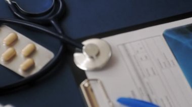 Doktorlar masası, mavi arka plan üzerinde üst görünüm, tıp kavramı