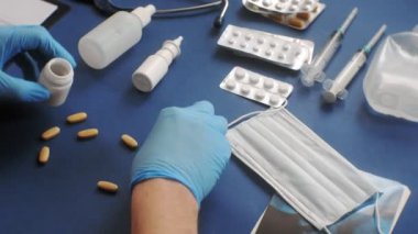 Doktorlar masası, mavi arka plan üzerinde üst görünüm, tıp kavramı