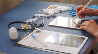 Doktorlar masası, mavi arka plan üzerinde üst görünüm, tıp kavramı
