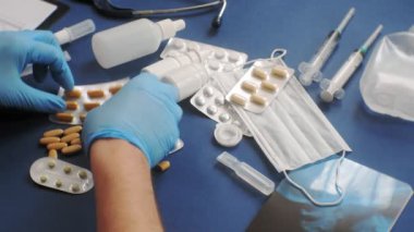 Doktorlar masası, mavi arka plan üzerinde üst görünüm, tıp kavramı