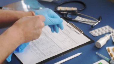 Doktorlar masası, mavi arka plan üzerinde üst görünüm, tıp kavramı