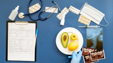 Doktorlar masası, mavi arka plan üzerinde üst görünüm, tıp kavramı