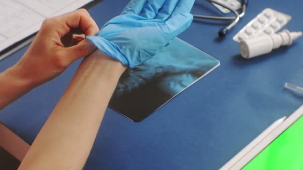 Läkare skrivbord, topp Visa på blå bakgrund, medicin Concept — Stockvideo