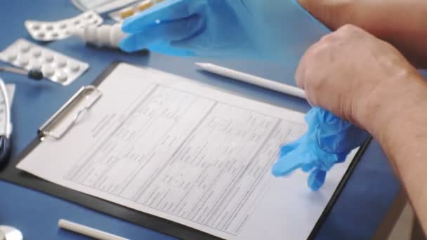 Meja dokter, tampilan atas pada latar belakang biru, konsep kedokteran — Stok Video