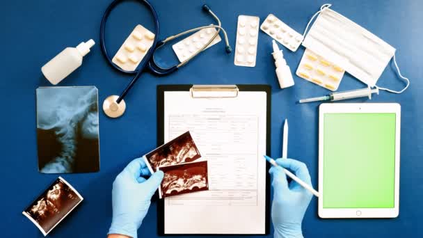 Artsen Bureau, Top uitzicht op blauwe achtergrond, geneeskunde concept — Stockvideo