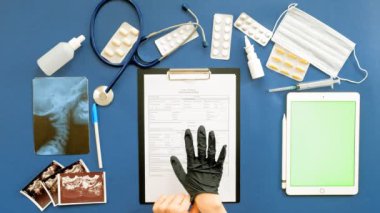 Doktorlar masası, mavi arka plan üzerinde üst görünüm, tıp kavramı