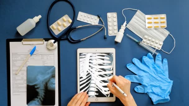 Столики лікарів, вид зверху на синьому фоні, концепція медицини — стокове відео