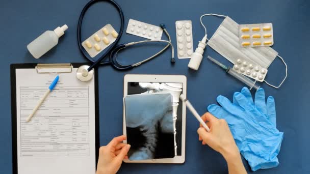 Läkare skrivbord, topp Visa på blå bakgrund, medicin Concept — Stockvideo