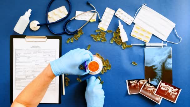 Orvosok íróasztal, felülnézet a kék háttér, gyógyszer koncepció — Stock videók