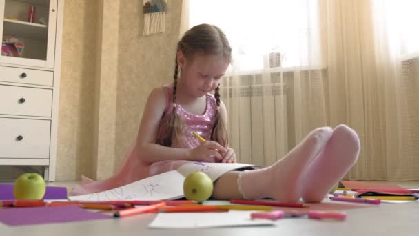 Petite fille dessine avec des crayons, enfants créativité, développement — Video