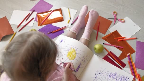 Μικρό κορίτσι ζωγραφίζει με μολύβια, Παιδική δημιουργικότητα, ανάπτυξη — Αρχείο Βίντεο