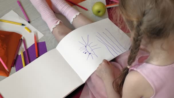 Menina desenha com lápis, criancinhas criatividade, desenvolvimento — Vídeo de Stock