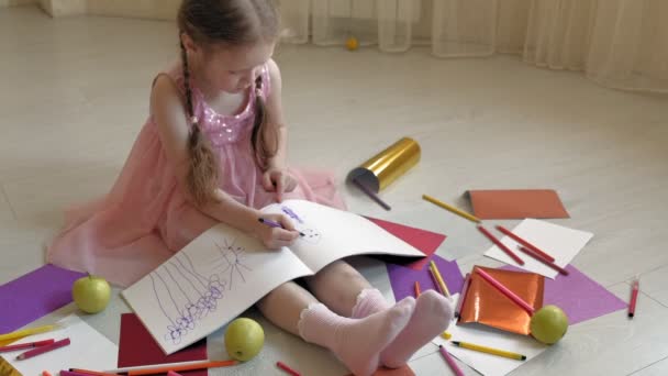 Menina desenha com lápis, criancinhas criatividade, desenvolvimento — Vídeo de Stock