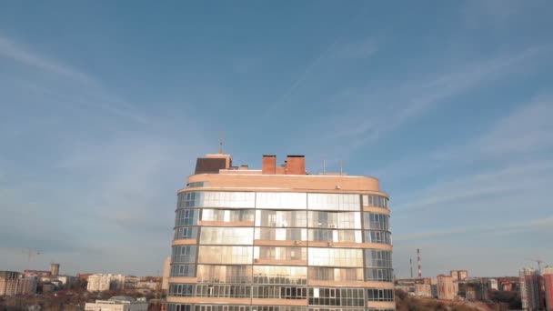 Edificio de negocio de vidrio de gran altura, tiro aéreo — Vídeos de Stock