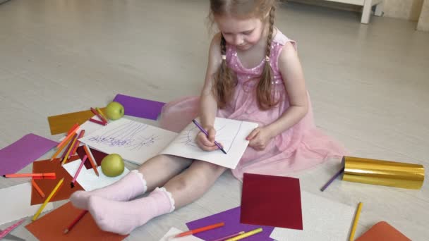 Маленька дівчинка малює олівцями, дитячою творчістю, розвитком — стокове відео