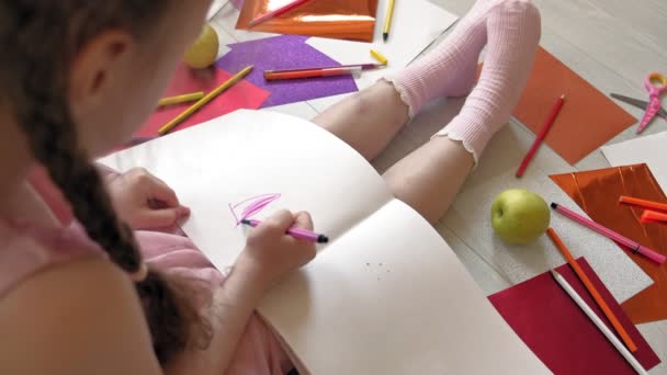 Liten flicka ritar med blyertspennor, barnens kreativitet, utveckling — Stockvideo
