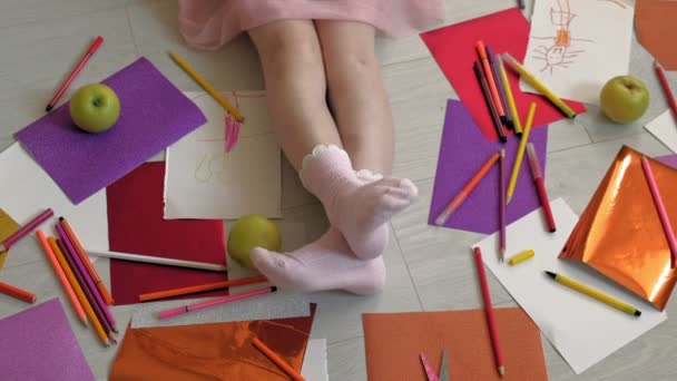 Μικρό κορίτσι ζωγραφίζει με μολύβια, Παιδική δημιουργικότητα, ανάπτυξη — Αρχείο Βίντεο