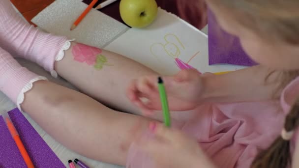小さな女の子はフェルトペン、子供の創造性、開発で彼女の足に描きます — ストック動画