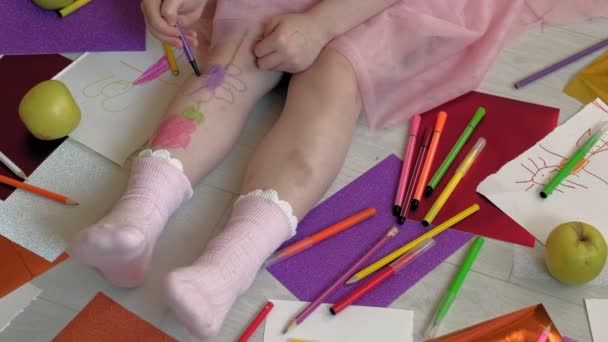 Bambina disegna sui suoi piedi con pennarelli, creatività per bambini, sviluppo — Video Stock