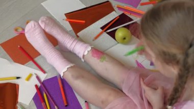 küçük kız keçe uçlu kalemler, çocuk yaratıcılık, gelişim ile ayakları üzerinde çizer