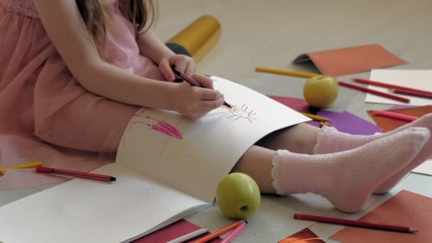 Niña dibuja con lápices, niños creatividad, desarrollo — Vídeo de stock