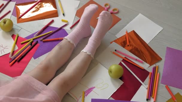 Küçük kız kalemler, çocuk yaratıcılık, gelişim ile çizer — Stok video