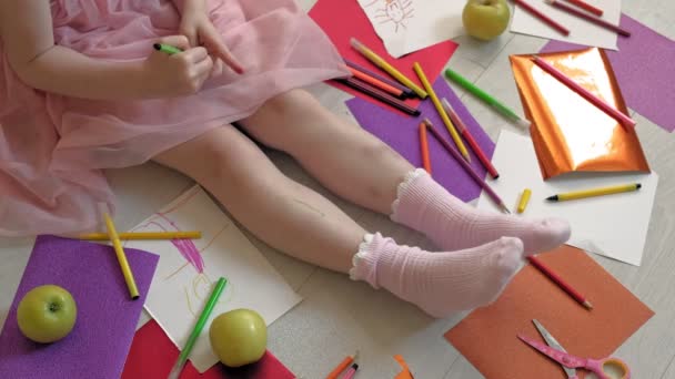 Niña dibuja en sus pies con rotuladores, niños creatividad, desarrollo — Vídeos de Stock