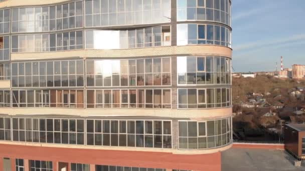 Edificio de negocio de vidrio de gran altura, tiro aéreo — Vídeo de stock