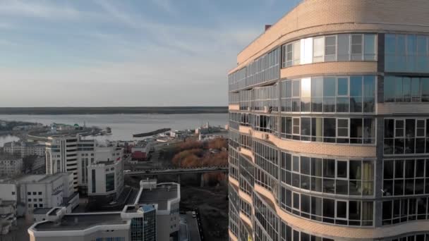 Immeuble commercial en verre de grande hauteur, prise de vue aérienne — Video