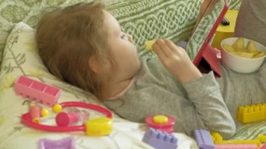 küçük kız iç bir bilgisayar tablet kullanır