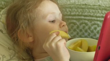 küçük kız iç bir bilgisayar tablet kullanır