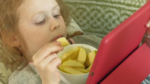 Klein meisje maakt gebruik van een computer Tablet in het interieur — Stockvideo