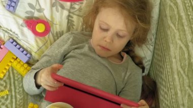 küçük kız iç bir bilgisayar tablet kullanır