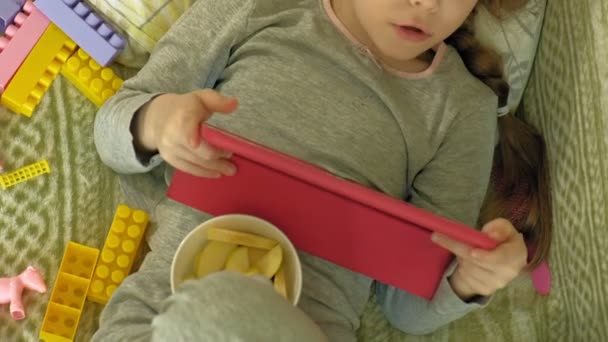 Petite fille utilise une tablette d'ordinateur à l'intérieur — Video